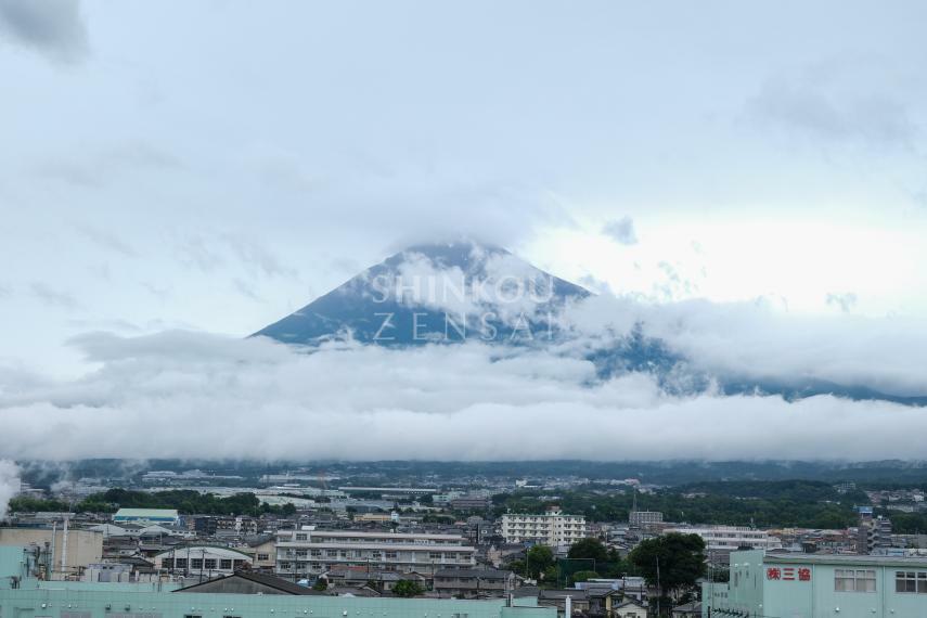 住戸から雄大な富士山を望む