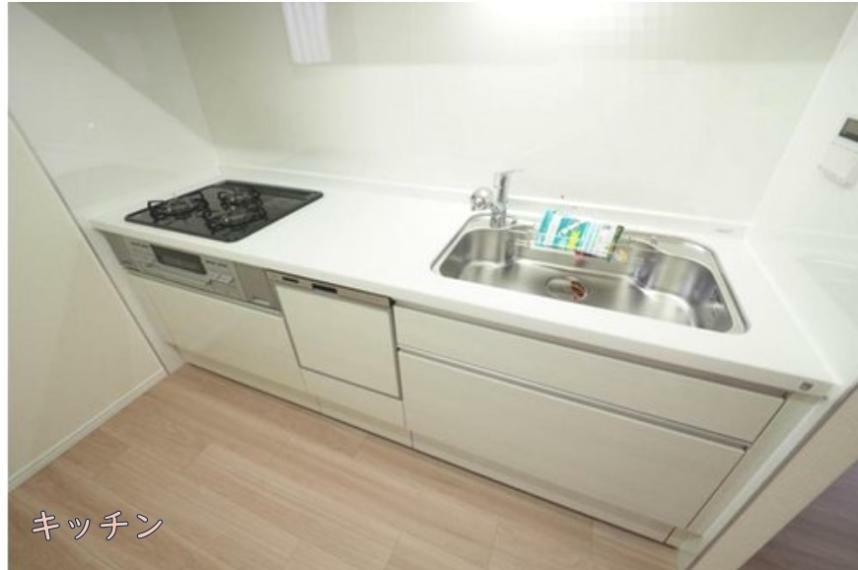 キッチン 食洗器や三口コンロ・浄水器一体型水栓など、使いやすい設備にこだわったシステムキッチンです