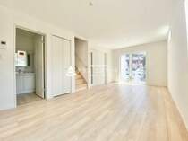シンプル内装も家具次第で雰囲気が一気に変わりますね。自分だけの空間を作り出せるのが戸建ての嬉しいメリット！
