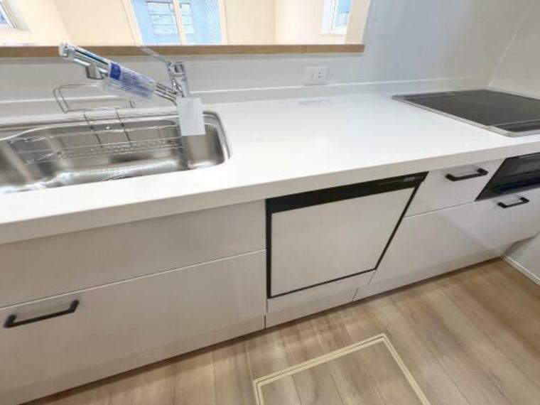 キッチン 食洗機つきで家事の時短になります。