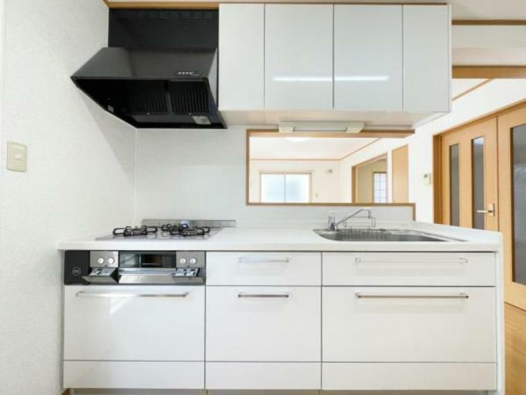 （キッチン）キッチンそのものに収納スペースがあるため、調理器具・食器・調味料などもスマートに収納可能*