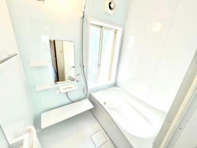 浴室 新品ユニットバスは大きな窓付きで日中も気持ち良いですね！