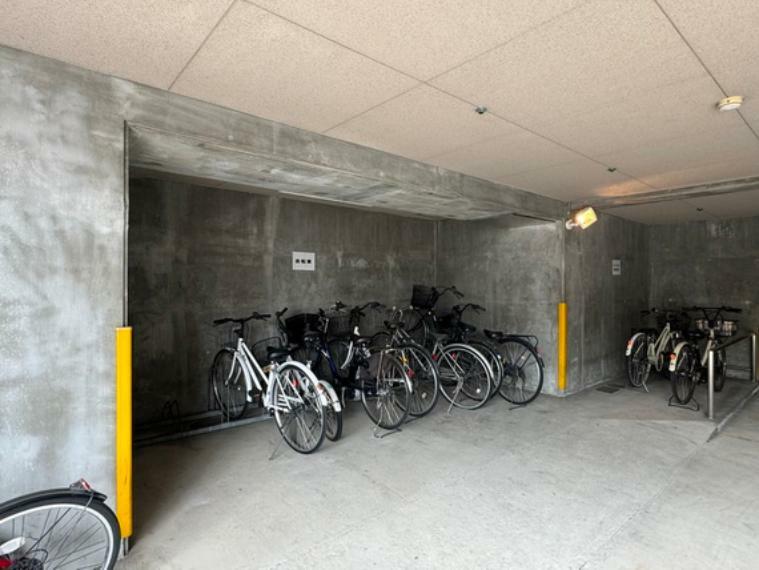 雨風から自転車を守れる駐輪場です。最新の空き状況等はお問い合わせください。