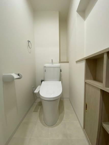 トイレ 現代の必需品、温水洗浄便座付きのトイレです。収納が充実しておりスッキリとした空間を保てます。