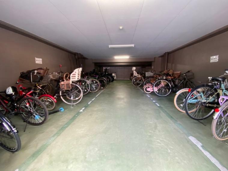 建物内に駐輪場がございますので、大切な自転車を雨風から守れます。