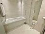 浴室 明るい配色のパネルで清潔感のあるバスルームです。もちろん浴室乾燥や暖房機能などもございます。