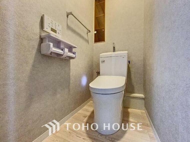トイレ 「温水洗浄便座付きトイレ」トイレは快適な温水洗浄便座付です。落ち着いたナチュラルな印象で統一感を演出。いつも清潔な空間であって頂けるよう配慮された造りです。