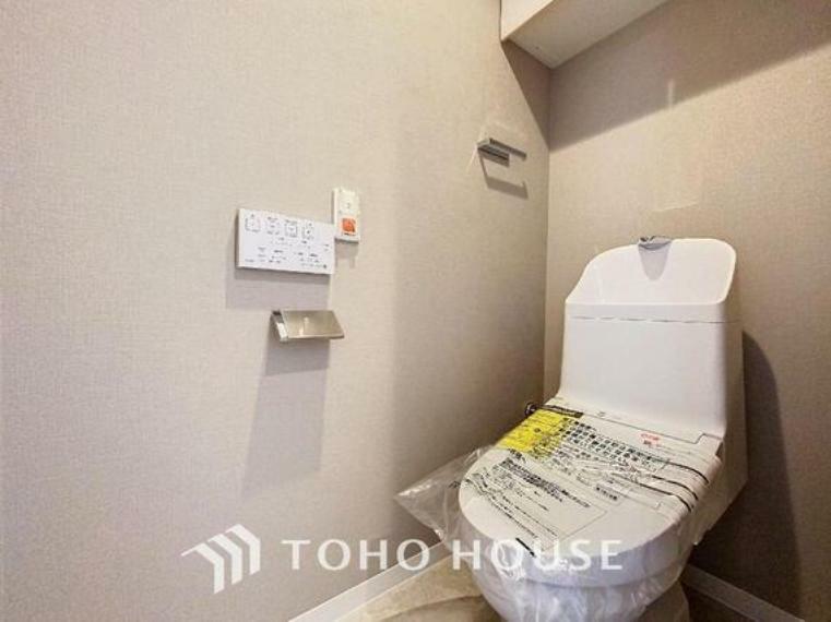 トイレ 「リフォーム済・トイレ」トイレは快適な温水洗浄便座付です。清潔感のあるホワイトで統一。収納スペースも完備され、いつも清潔な空間であって頂けるよう配慮された造りです。