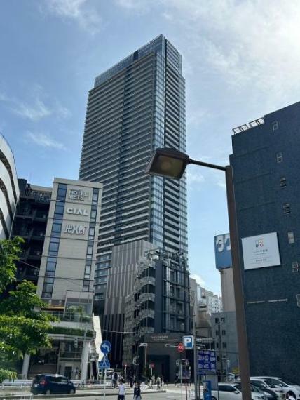 外観・現況 JR各線「横浜」駅徒歩3分、ペデストリンデッキで横浜駅と直結のタワーレジデンスです。パーティラウンジやキッズスペース、フィットネススペース等共用施設が充実しています。