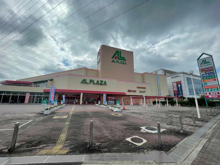 ショッピングセンター 【アル・プラザ茨木】コンパクトなショッピングモール。生活に必要なものはひと通り揃うのでまとめてお買い物にも便利です。