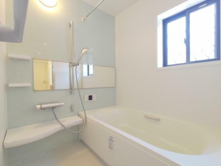 浴室 浴室はゆったり足を伸ばせる1坪サイズ。 便利な浴室暖房乾燥機付き！