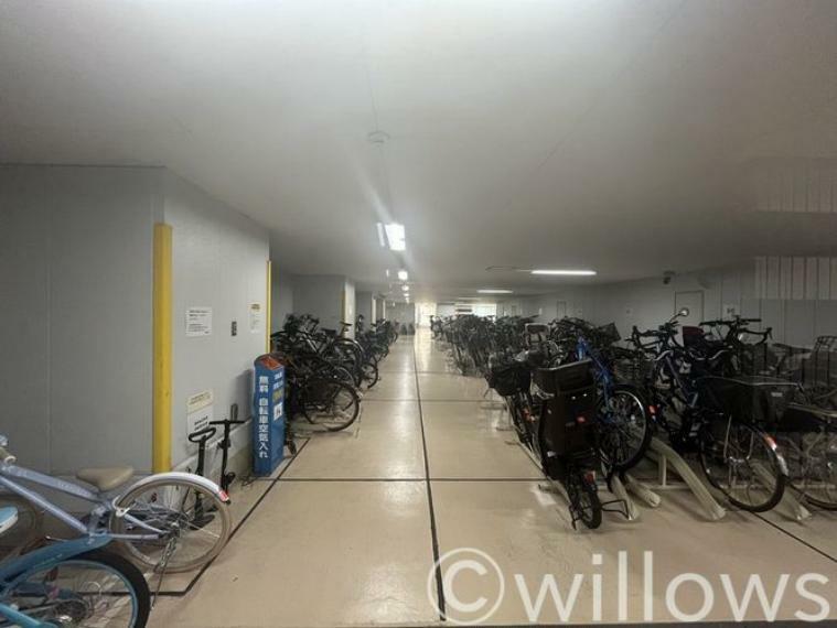 駐輪場 自転車は必需品という方も多くいらっしゃいます。見るとお子様を乗せる自転車も多く、このマンションコミュニティの雰囲気を教えてくれます。