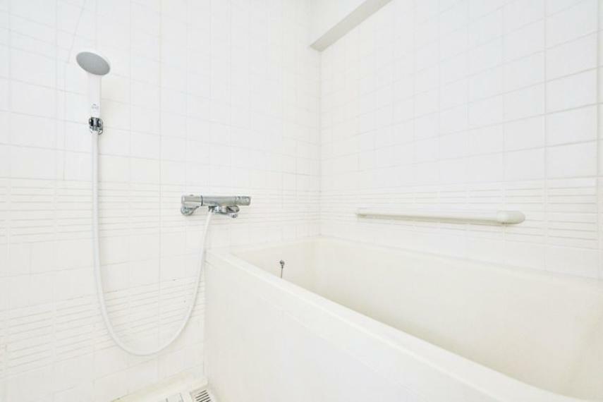 【浴室】白を基調とした清潔感のある浴室です。