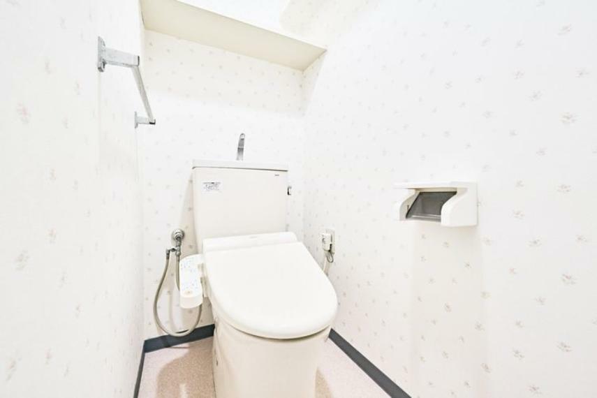 【トイレ】トイレは、上部に棚がついているタイプ。トイレットペーパーなどストックするスペースとして使用することも良いですね。