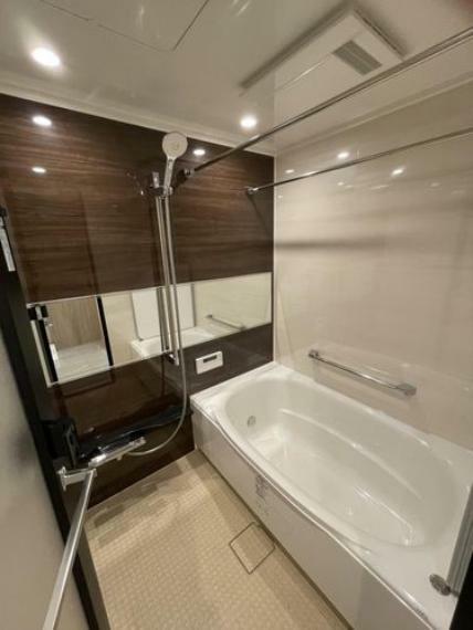 浴室 【ユニットバス】追い焚き機能＆浴室暖房乾燥機付きで“快適なバスルーム”になっています。