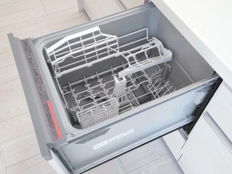 お皿洗いは食器洗浄乾燥機にお任せ！収納点数は約40点（約5人分）空いた時間はゆっくり過ごせます。