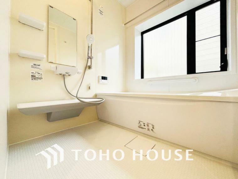 浴室 一日の疲れを癒すバスルームは、心地よいリラックスを叶える清潔感溢れる空間