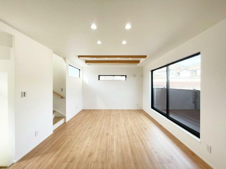 居間・リビング 折上天井は立体的な奥行きがあるので、天井が広く見えて開放的な空間を演出できます。