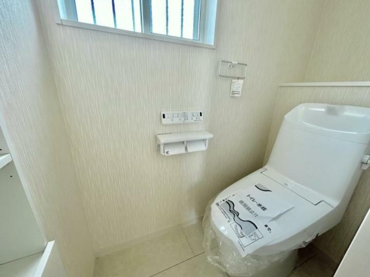 トイレ 節水型でエコなトイレには、今では当たり前の洗浄付き。便座を温める機能もついていて、居心地良くてトイレから出られなくなるかも！換気用に換気扇はもちろん、窓も着いているので常に快適ですね