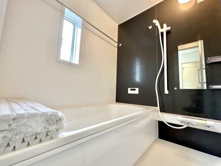 浴室 【3号棟】アクセントパネルがおしゃれな浴室。換気乾燥暖房機付きで、雨の日には浴室内干しも可能