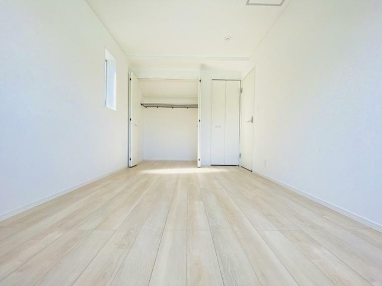 洋室 各所に効率的に配置された収納スペースがあり、日常のモノをすっきりと収納できます。