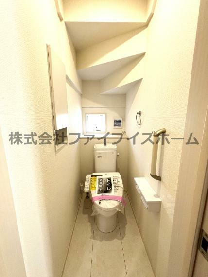 トイレ 【5号棟　トイレ】白を基調とした清潔感あるトイレです