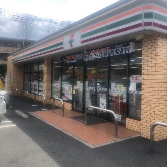 コンビニ 【コンビニエンスストア】セブンイレブン 足立神明1丁目店まで881m