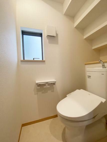 トイレ 《同仕様例》快適な暖房便座・温水洗浄機能付き。小窓があり明るく通気性のあるトイレ！
