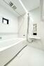 浴室 白を基調とした清潔感のあるバスルーム