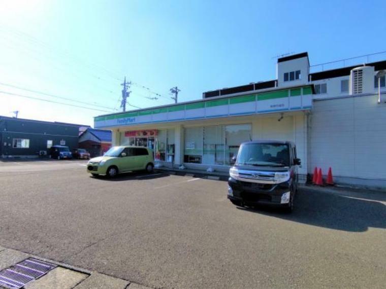 コンビニ ファミリーマート敦賀花城店まで130mです。（徒歩およそ2分）