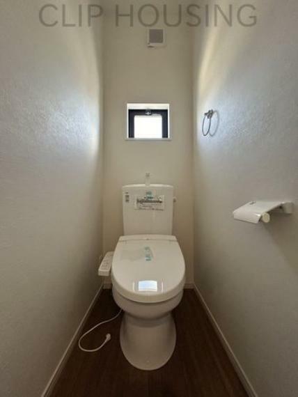 トイレ 小窓付きで閉塞感がなく明るい空間です。