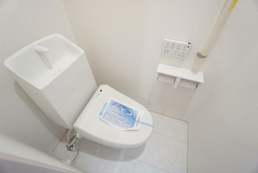 トイレ 温水洗浄機付トイレです。トイレは2ヶ所設けられているので、来客時にも気兼ねなく使えますね。手摺り付きで安心＾＾