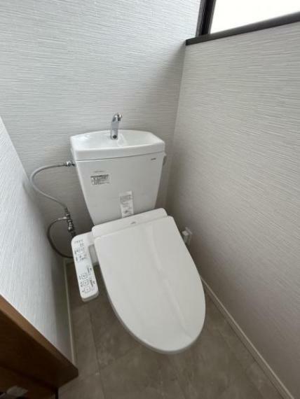 トイレ 【トイレ】2階トイレの写真になります。