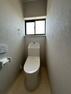 トイレ 【リフォーム済】2階トイレの写真です。2階にも温水洗浄機能付きトイレを新設しました。トイレが計2台は嬉しいポイント。トイレの出待ちもなくなり気持ちよく出かけられますよ。