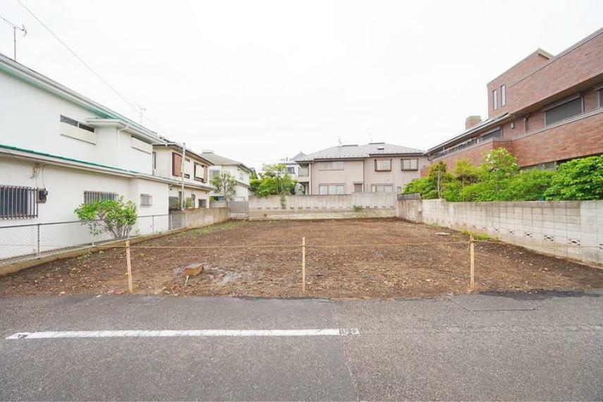 現況写真 間口が広い理想的な土地形状です。現況更地ですので早めのお引渡しにも対応可能です。