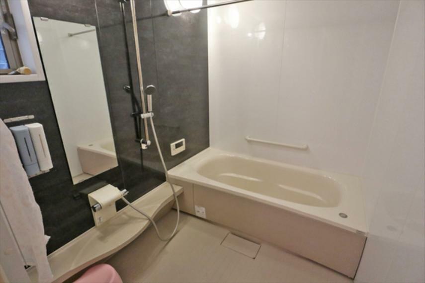 浴室 浴室は1822（1.5坪）サイズの広さ！ゆったりと足を伸ばすことができます。浴室乾燥機付きです。