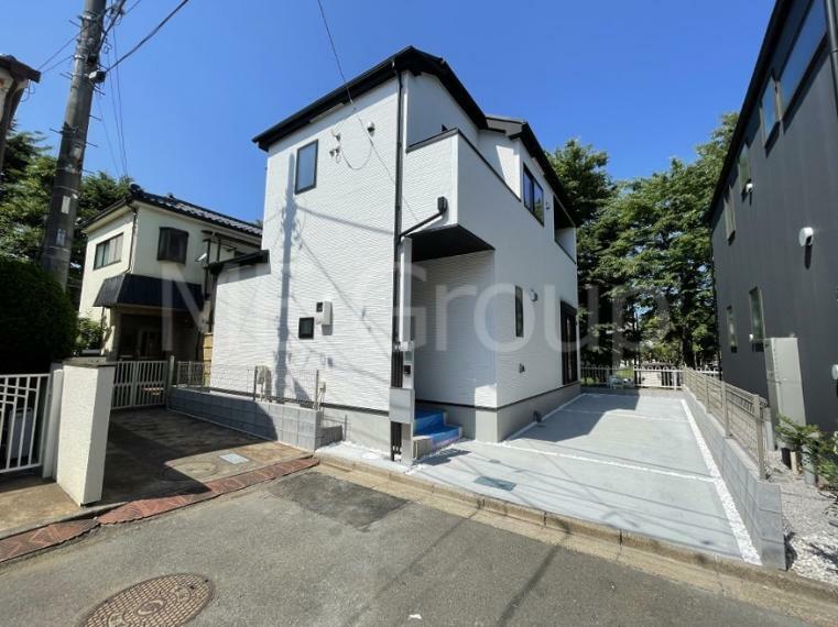 現況外観写真 シンプルで落ち着きのある建物は住むかたの個性でオリジナルなものになっていきます。