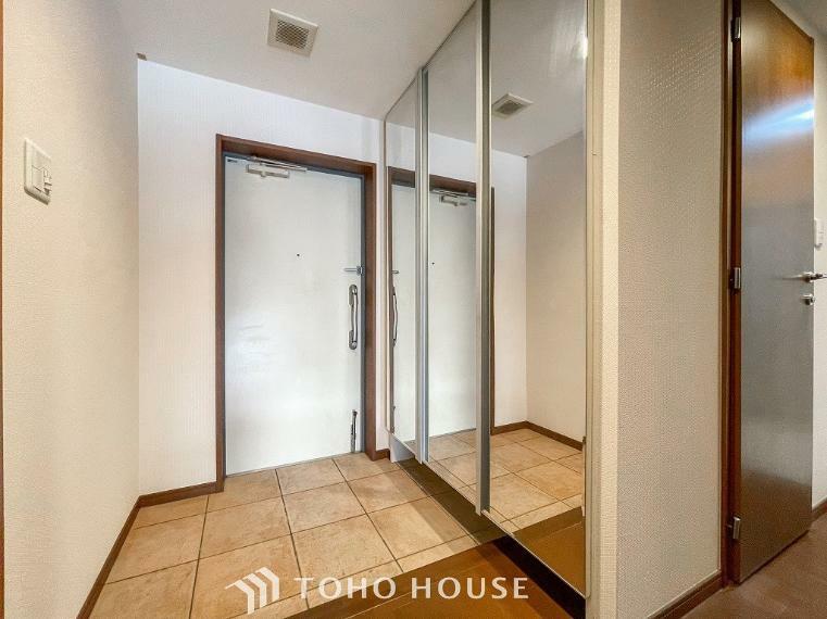 玄関 明るくコントラストのある、開放感と清潔感を兼ね備えた玄関。