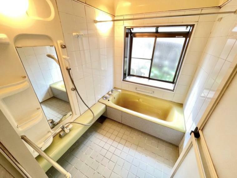 浴室 大きく窓が設けられたバスルーム。浴室の窓は、湿気を取る効果やカビの防止に役立ちます。また圧迫感が苦手な方も少し窓があるだけで開放感がありリラックスできます。浴室乾燥暖房機を完備しております。