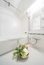 浴室 【浴室】白を基調とした、清潔感のあるバスルーム。換気乾燥暖房機付きで、雨の日や花粉の季節のお洗濯に便利です。（2024年3月撮影）