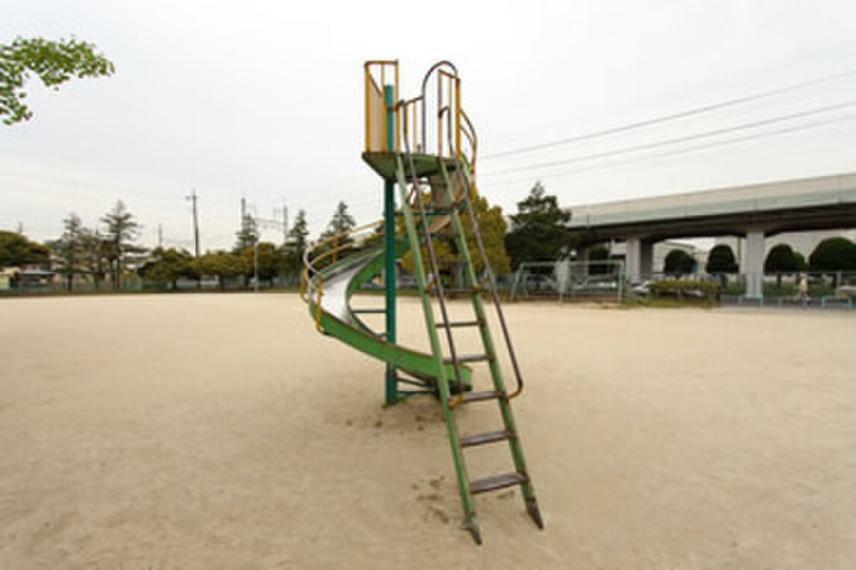 公園 遊具はブランコやすべり台があり、グラウンドスペースでは思いっきりかけっこをすることができます