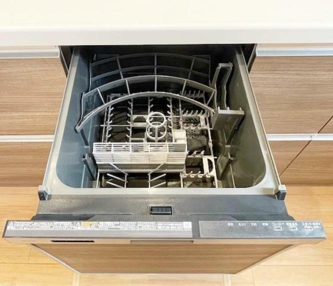 深型の食洗機付きなので家族全員分の食器が洗えます　共働き世帯や忙しい奥様の家事の手助けをしてくれる食洗機はとても便利ですよ