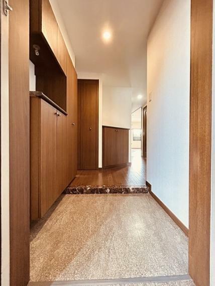 玄関 コンパクトながらも、使い勝手の良い玄関スペース。明るいデザインと、収納スペースを効果的に配置することで、使い勝手を最大限に引き出しています。