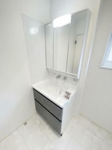 洗面化粧台 （洗面室）水栓部分はお掃除しやすいタイプで鏡裏はすべて収納です！