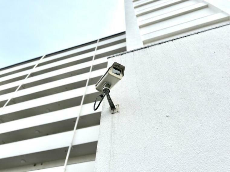 防犯設備 入館者をチェックすることはもちろん、防犯カメラがあるということ自体が、マンションに不要に近寄りにくくなる抑止力になります。多くの人が暮らすマンションだからこそぜひあるとうれしい設備です。