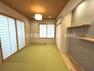 和室 伝統的な日本情緒のある、温かみと落ち着きが感じられる和室です。