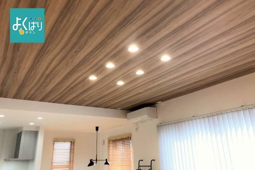 【よくばりダウンライト】  リビング天井の調光機能付きダウンライトは、3つの色温度をカンタン切替え可能。気分やシチュエーションにあわせて気軽に照明の模様替えができます。