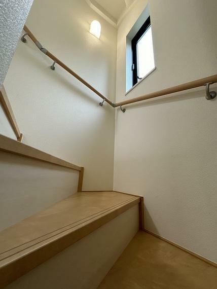 1階～2階　階段　換気や自然光で足下も照らしてくれる便利な窓、手すり付きなので降りる際に安心です