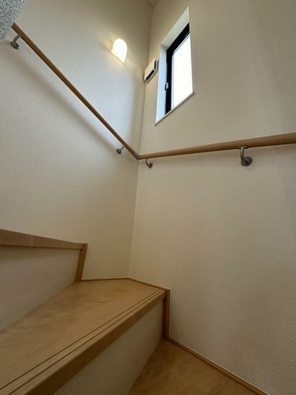 2階～3階　階段　換気や自然光で足下も照らしてくれる便利な窓、手すり付きなので降りる際に安心です