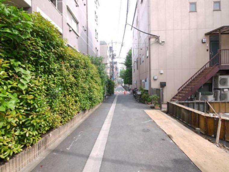 現況写真 4M×4M道路に面した立地で開放感と陽当りに恵まれております。歩道もしっかり整備されておりますのでお子様も安心です。